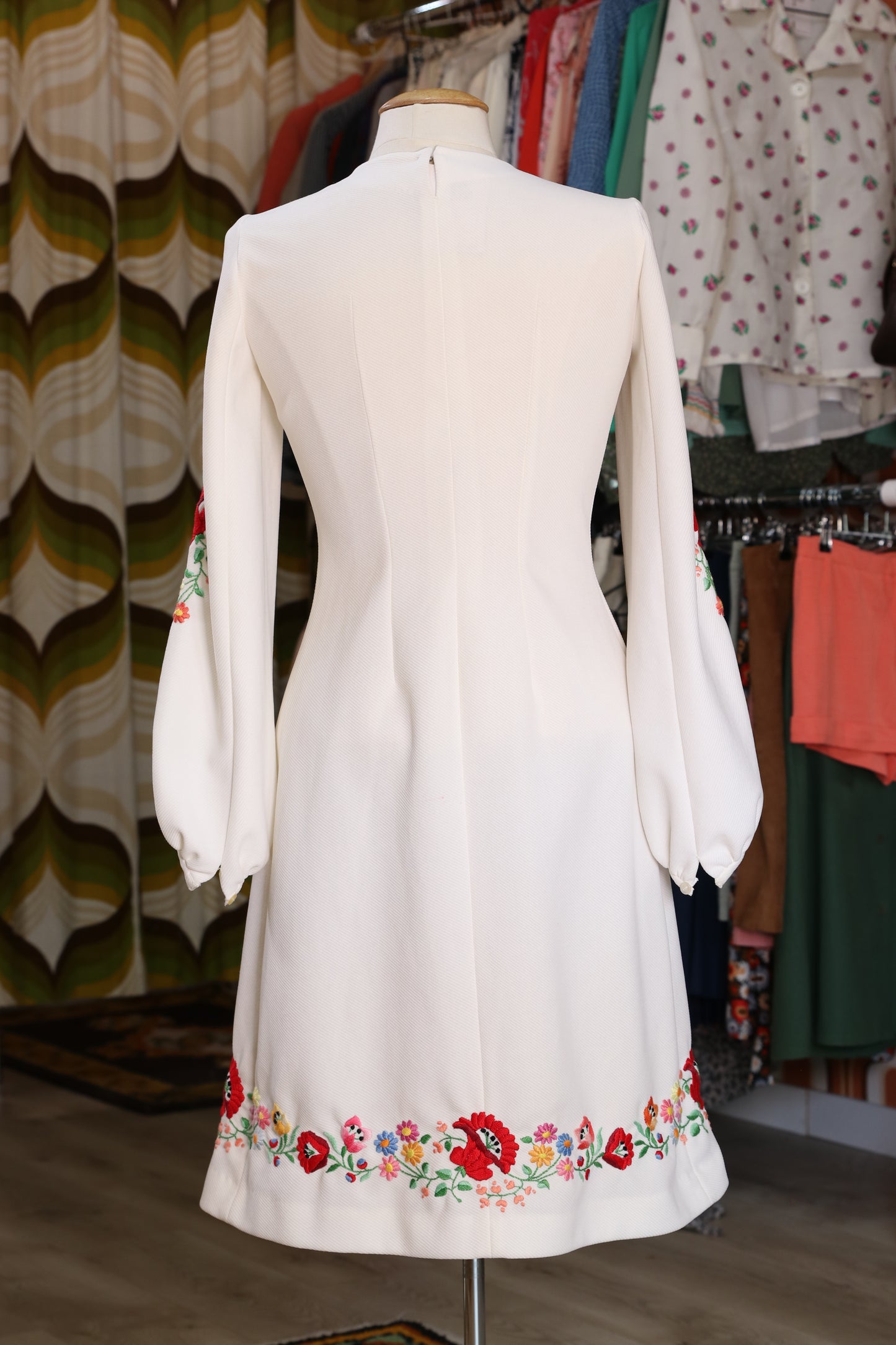 70s Embroidery folk dress with balloon sleeves