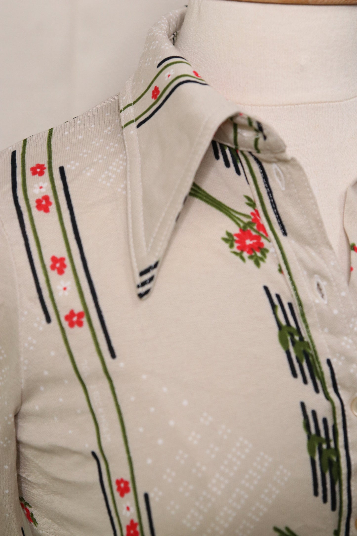 70s white floral line patterned dagger collar blouse