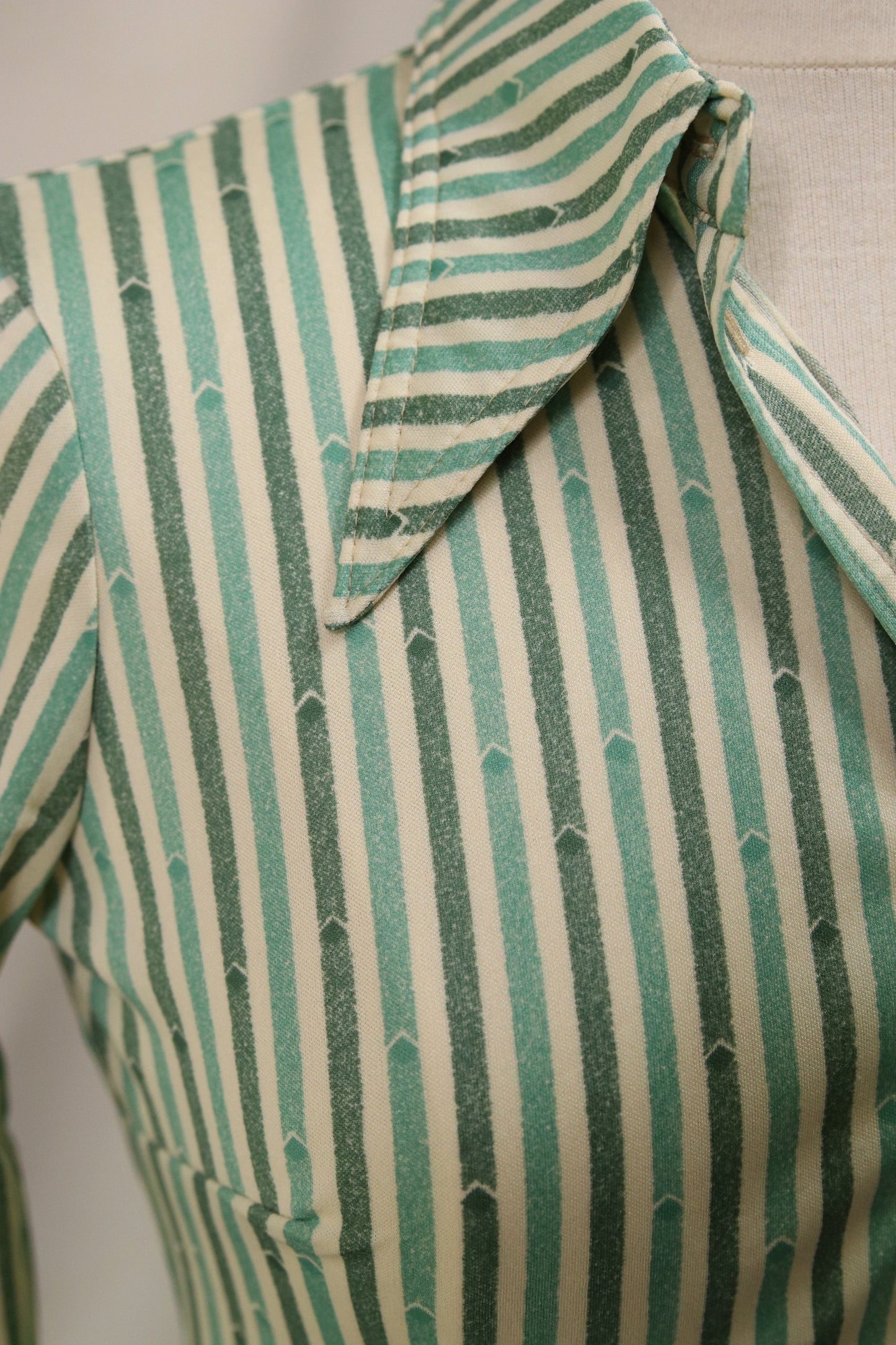 70s green stripe patterned blouse