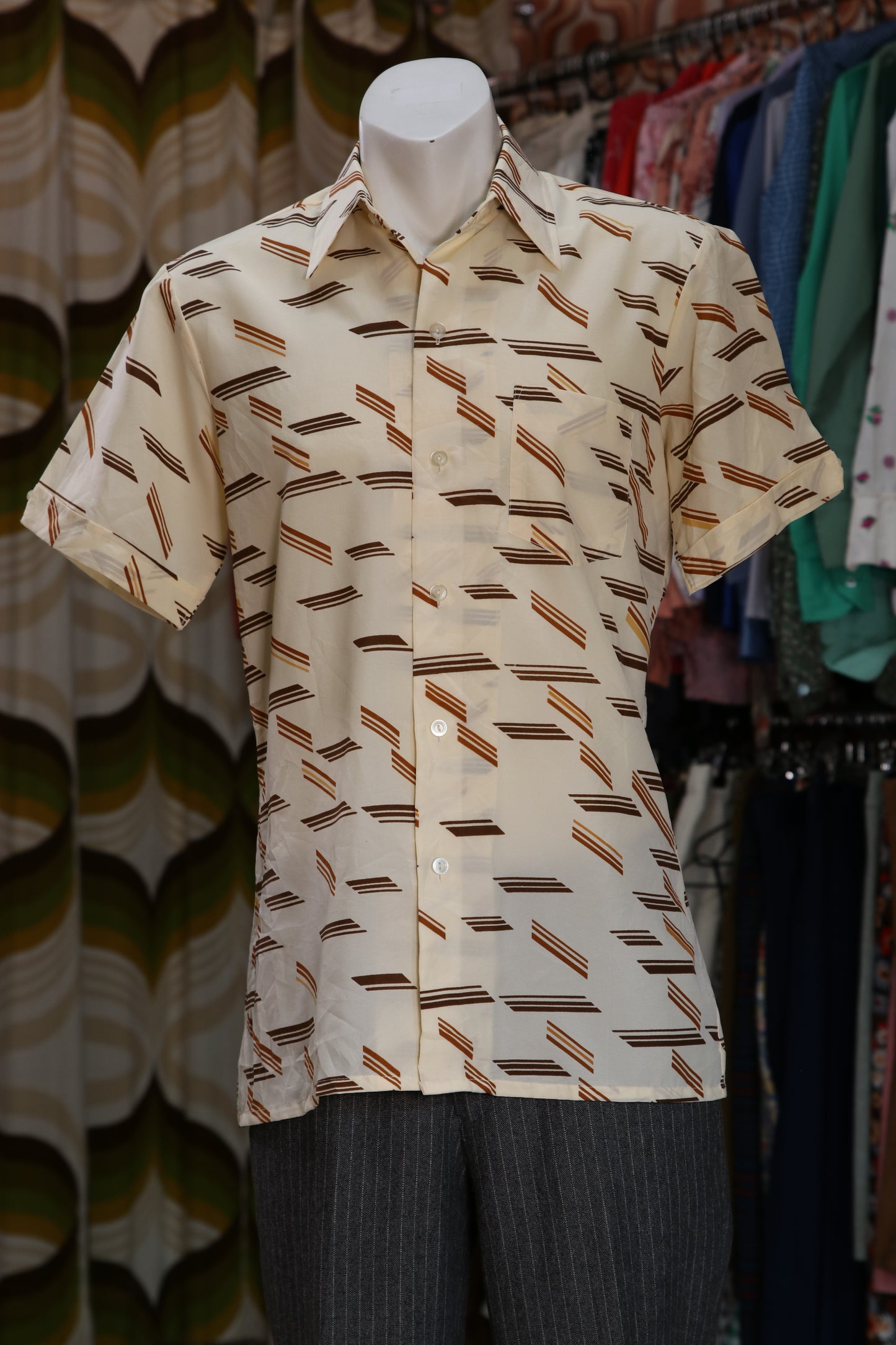 70s Short sleeve earthtone patterned shirt