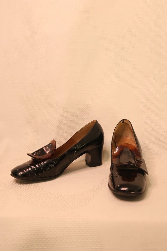 Black pumps with clasp