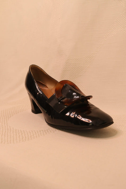 Black pumps with clasp